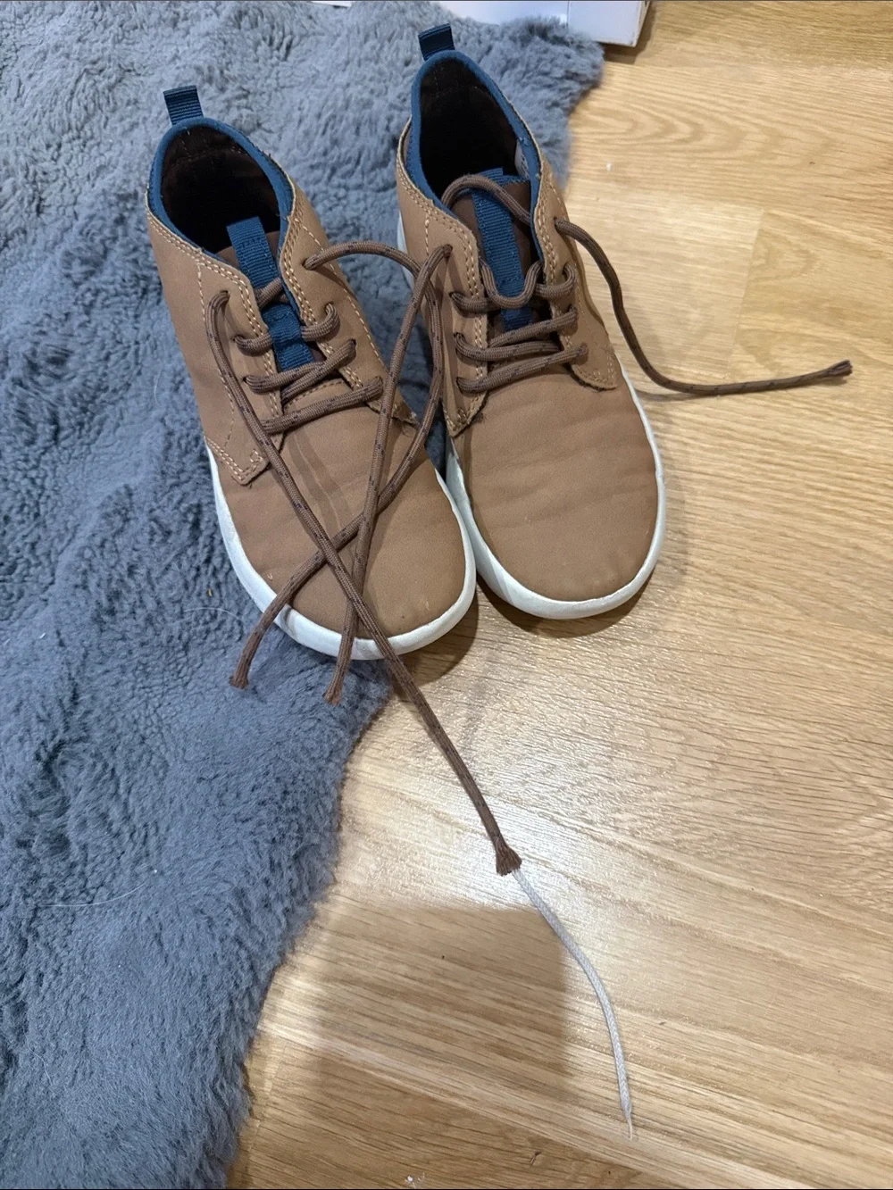 Boys size 1 Sperry, casual boots Lace-Up Sneakers. Good use condition.